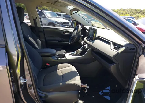 2021 Toyota Rav4 Xle z USA, uszkodzony, nr VIN 2T3P1RFV5MC175396